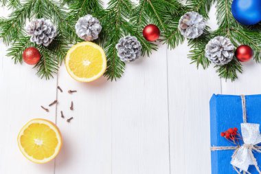 Mandalina, koniler, fındık, eski ahşap arka plan, seçici odak, kırmızı çan rustik tarzı hasır sepet ve köknar dalları ile yılbaşı yeni yıl kompozisyon, , ,