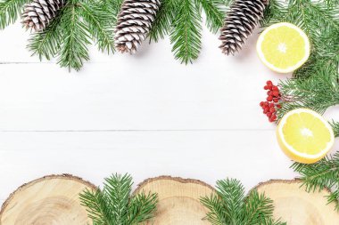 Mandalina, koniler, fındık, eski ahşap arka plan, seçici odak, kırmızı çan rustik tarzı hasır sepet ve köknar dalları ile yılbaşı yeni yıl kompozisyon, , ,