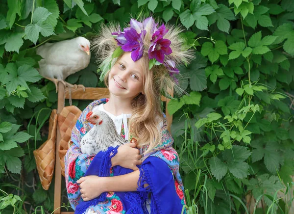 Chica joven sosteniendo una polla sobre fondo verde — Foto de Stock