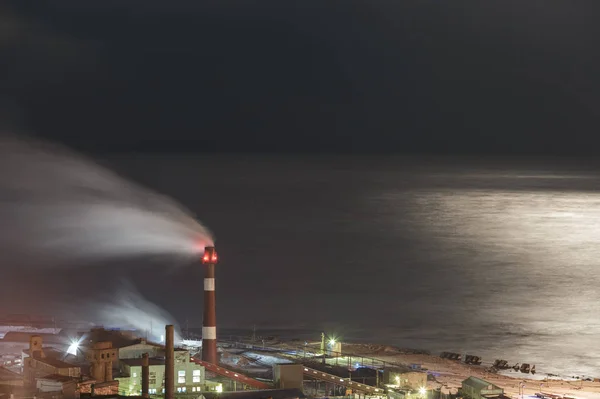 Ay ışığında deniz karşı fabrika