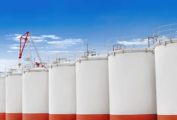 arka planda büyük varil mavi gökyüzünün ve vinç