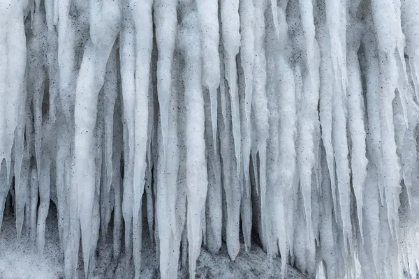 Icicles musujące biały lód wiszący w dół — Zdjęcie stockowe