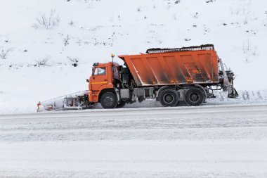 makine kar yoldan temizler