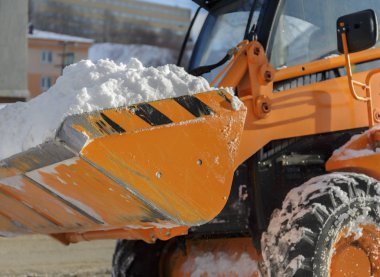 makine kar yoldan temizler