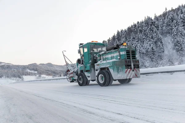 Machine cleans snow from the road — Stock Photo, Image