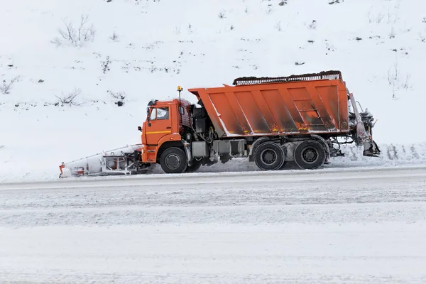 makine kar yoldan temizler