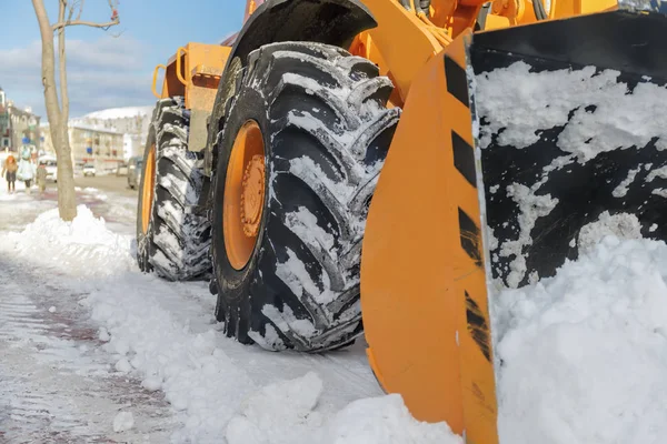 makine kar yoldan temizler