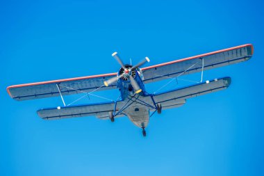 geniş gövdeli uçak mavi gökyüzünde uçuyor