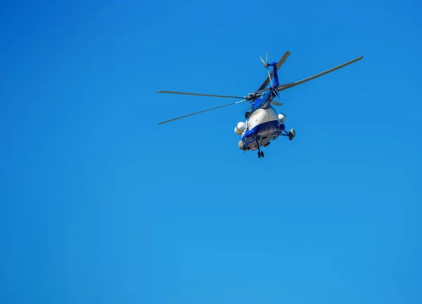 Helikopter lecący na niebieskim niebie — Zdjęcie stockowe