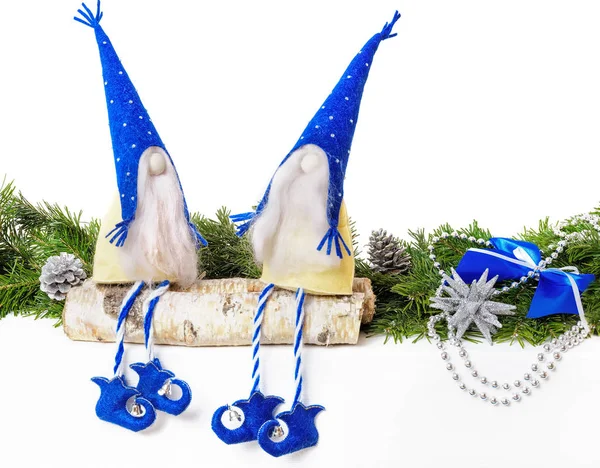 Mavi şapka oturuşta oyuncak gnome