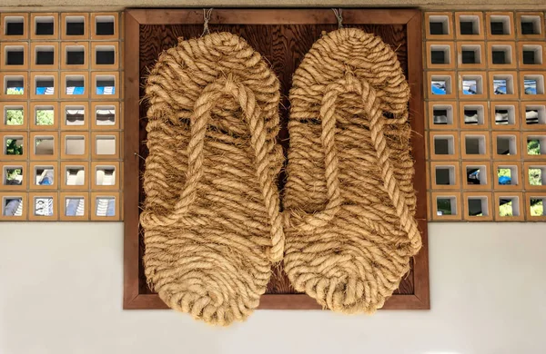 bir duvarda asılı büyük terlik