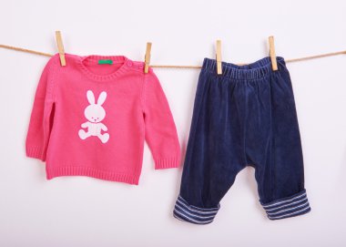 Bebek eşyaları çamaşır ipinde asılı, beyaz