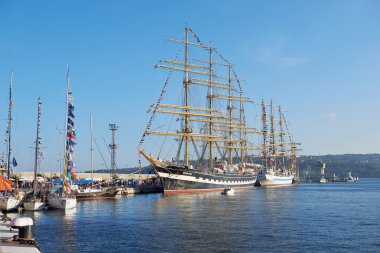 Varna, Bulgaristan - 02.02.2016: Uluslararası Uzun Gemiler filosu Karadeniz 2016'ya dönüyor.