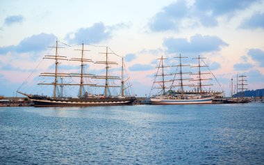 Varna, Bulgaristan - 02.02.2016: Uluslararası Uzun Gemiler filosu Karadeniz 2016'ya dönüyor.