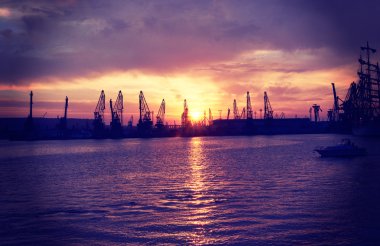 Çarşıda kurutulmuş patlıcan ve kırmızı biber. Kuru patlıcanlar popüler bir malzemedir