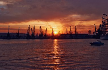 Çarşıda kurutulmuş patlıcan ve kırmızı biber. Kuru patlıcanlar popüler bir malzemedir