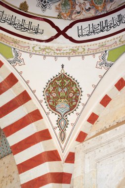 Türkiye'de Edirne şehrinde Samii Camii 1437 - 1447. Kubbede geleneksel Türk resmi