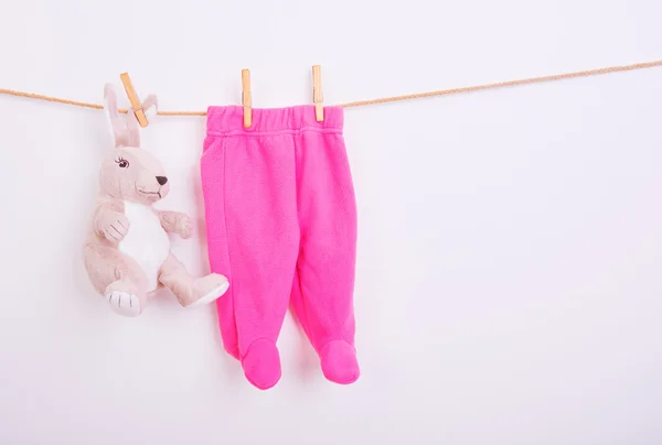 Articoli per bambini appesi alla clothesline, bianco — Foto Stock