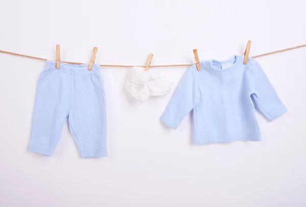 Artículos de bebé colgando en el tendedero, blanco —  Fotos de Stock