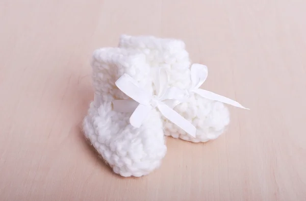 Pletené dětské ponožky na pozadí — Stock fotografie