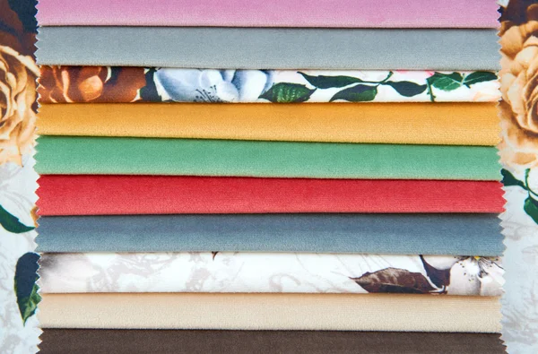 La texture di diversi tessuti velluto sfondo. Campioni di diversi colori — Foto Stock