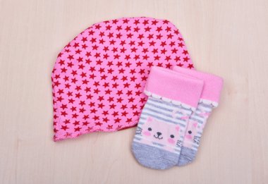 Bebek ürünler. Ahşap bir ipe clothespin üzerinde bebek bluz ve pantolon kaydırıcıları pijama