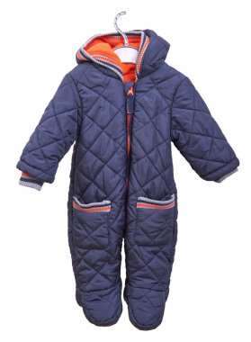 Snowsuit beyaz bir arka plan üzerinde bir askı üzerinde bebek için