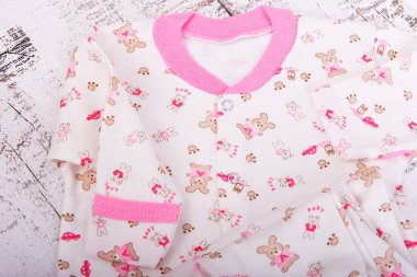 Bebek ürünler clothesline üzerinde asılı. Bebek bluz ve pantolon kaydırıcıları pijama