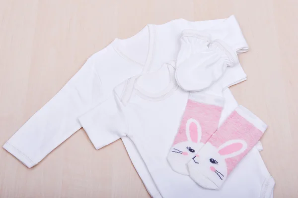 白い背景の子供たちの服子供ソックス体赤ちゃん背景のパンツ — ストック写真