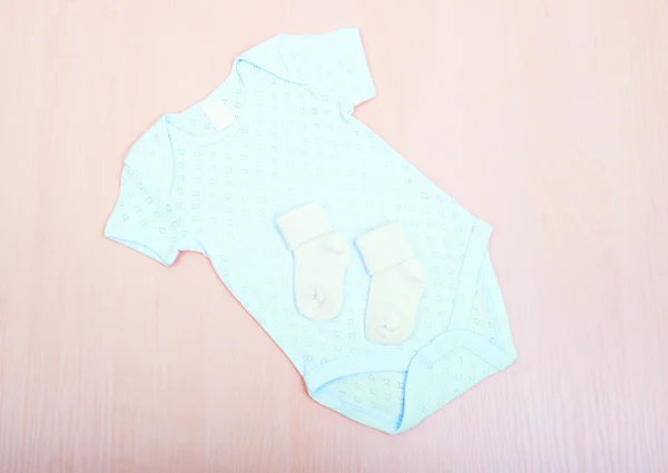 Artículos para bebés. Baby blusa azul y pantalones deslizadores pijama, cuerpo —  Fotos de Stock