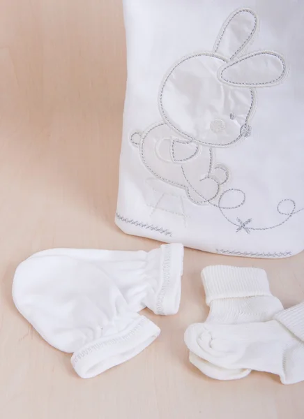 Artículos para bebés. Cosas de niños. Ropa niños pañales pijamas manoplas calcetines chalecos deslizadores —  Fotos de Stock