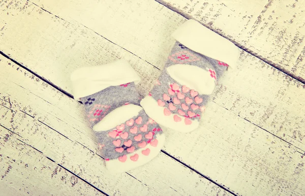 Baby goederen. Kinder kleding Kinder sokken met roze hart — Stockfoto