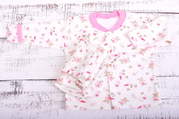 Artículos de bebé colgando en el tendedero. Deslizadores de blusa y pantalones de bebé pijama —  Fotos de Stock
