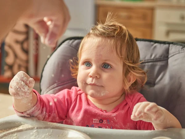 Menina brincando com farinha — Fotografia de Stock