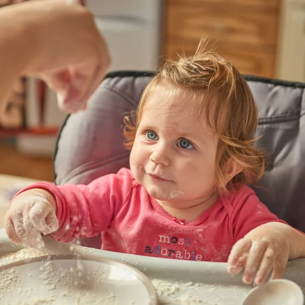 小麦粉で遊ぶ女の子 — ストック写真