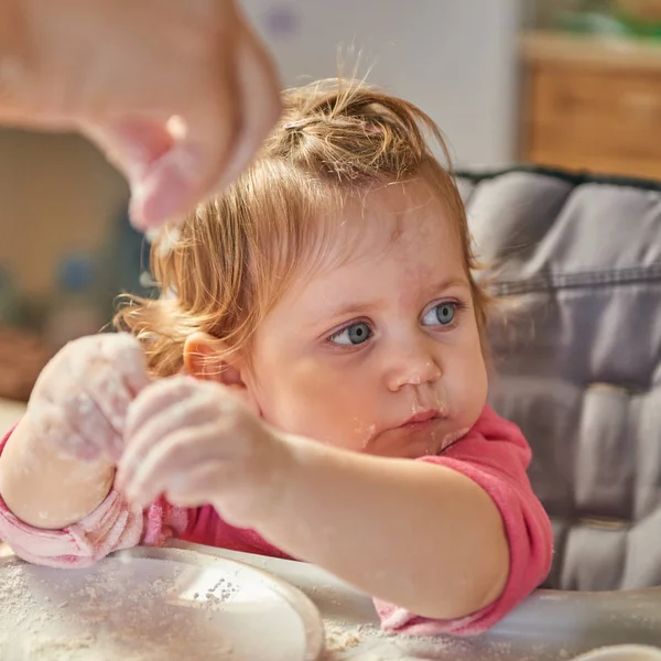 Menina brincando com farinha — Fotografia de Stock