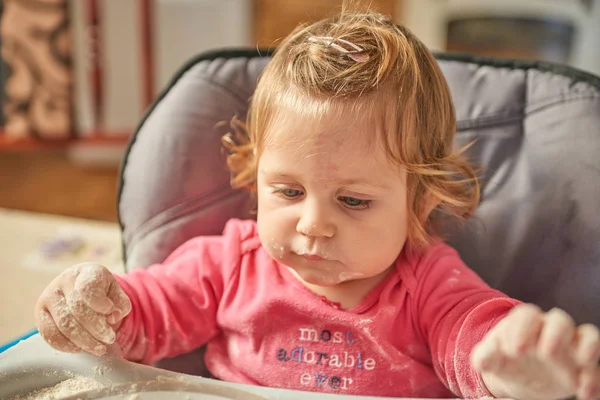 Menina brincando com farinha — Fotografia de Stock