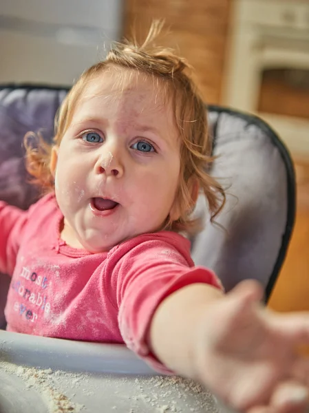 Mädchen spielt mit Mehl — Stockfoto