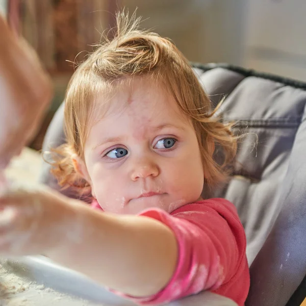 Chica jugando con harina — Foto de Stock