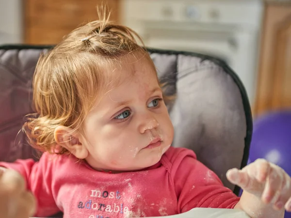 Menina brincando com farinha — Fotografia de Stock