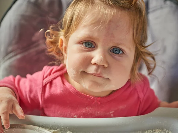 Menina brincando com farinha — Fotografia de Stock