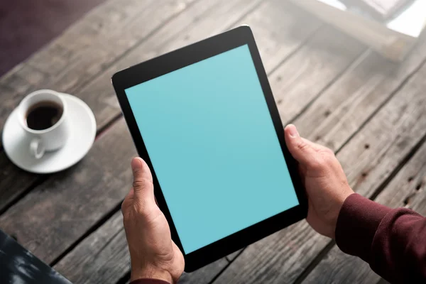 Digitales Tablet in Männerhand — Stockfoto