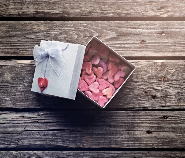 Caja de regalo abierta con corazones — Foto de Stock