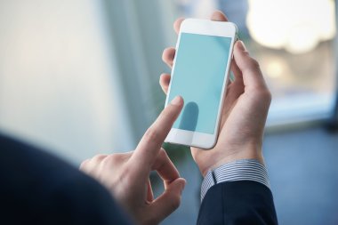 Yukarı smartphone tutan biri sahte. Kırpma yolu