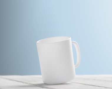 Beyaz Kupası mock-up ahşap masa eğimli