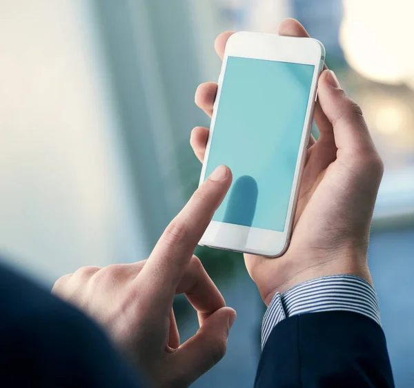 Yukarı smartphone tutan biri sahte. Kırpma yolu