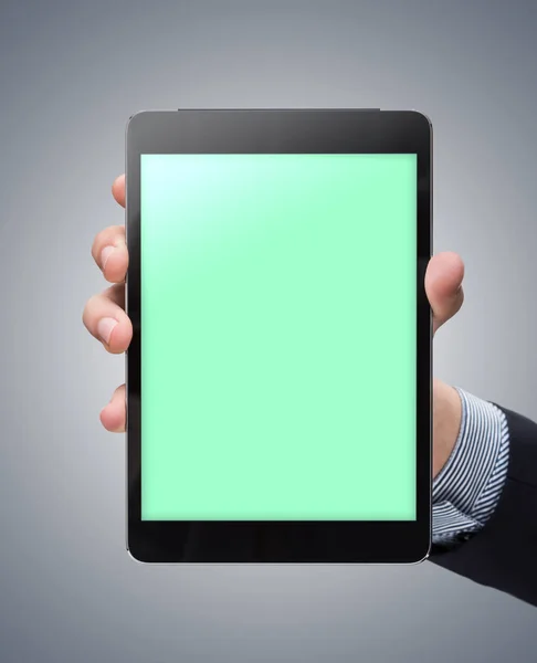Mano masculina sosteniendo una tableta maqueta sobre fondo de color — Foto de Stock