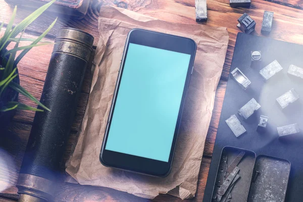 Maquette de smartphone sur la table avec du personnel — Photo