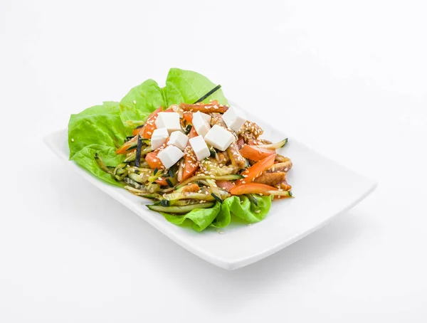 Salada com verduras, tofu e pimentão — Fotografia de Stock