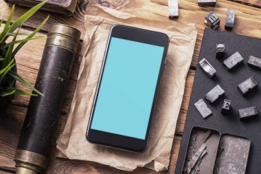 Mockup tablosundaki bazı görevliler ile Smartphone